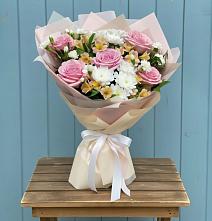 Букет цветов из:  Гвоздики, Орхидеи и Розы в Азнакаево