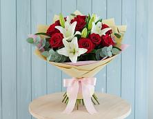 Букет цветов из:  Лилии и Розы в Азнакаево