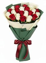 Букет Микс из красных и белых роз в Азнакаево