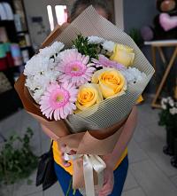 Букет цветов из:  Герберы, Розы и Хризантемы в Азнакаево