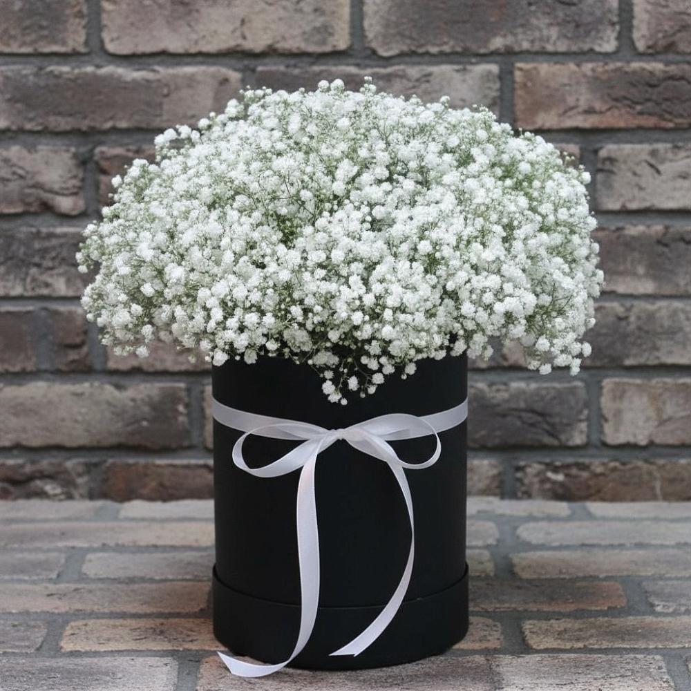 Цветочная композиция из Гипсофила в шляпной коробке в Азнакаево