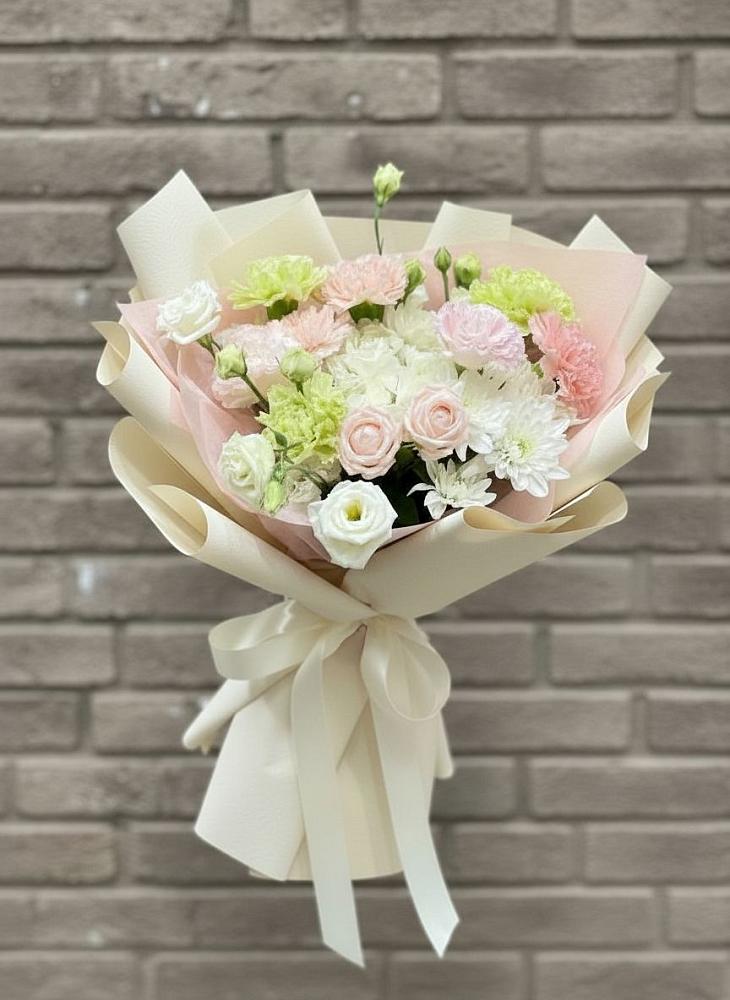 Букет цветов из: Гвоздики, Розы, Лизиантусы и Хризантемы в Азнакаево