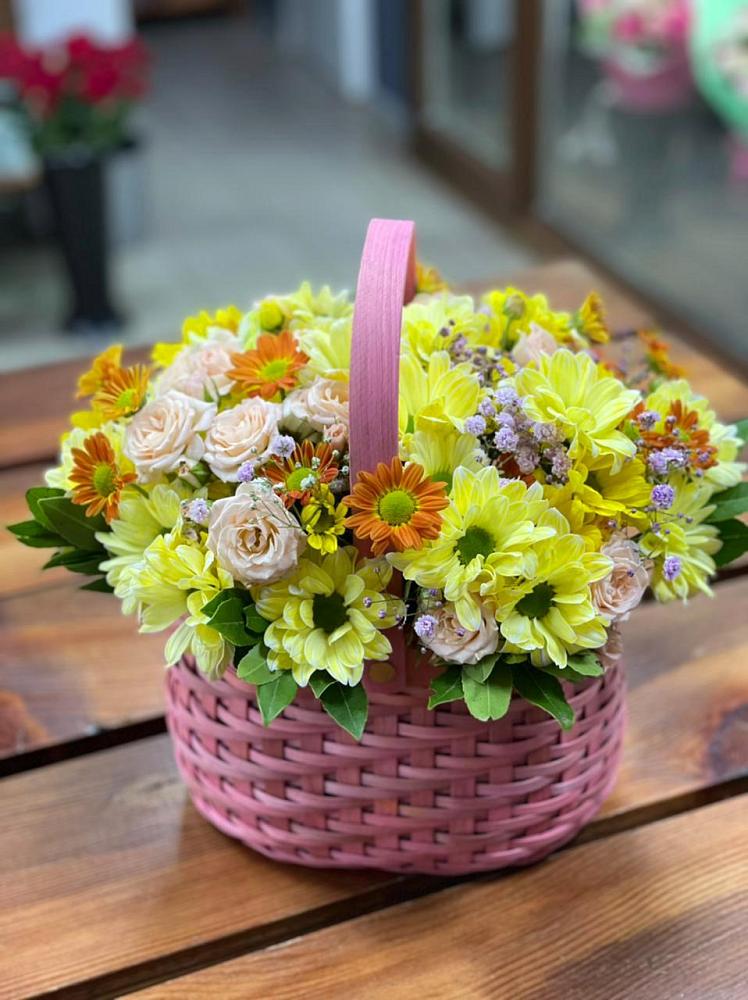 Цветочная композиция из Хризантемы и Розы в корзине в Азнакаево