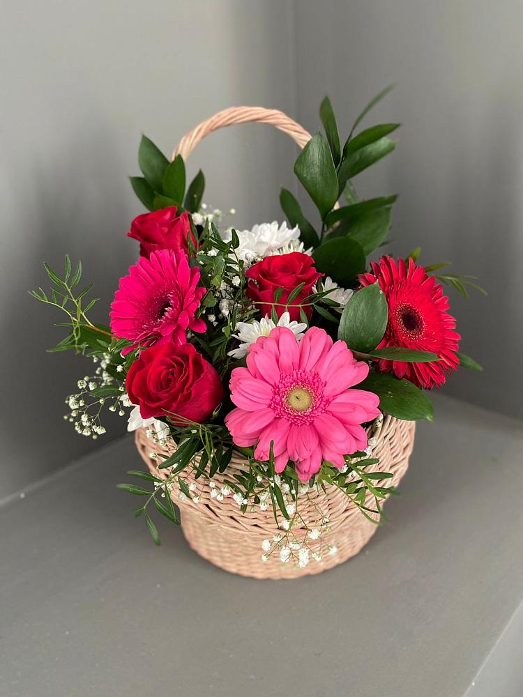 Цветочная композиция из Розы, Хризантемы и Герберы в корзине в Азнакаево