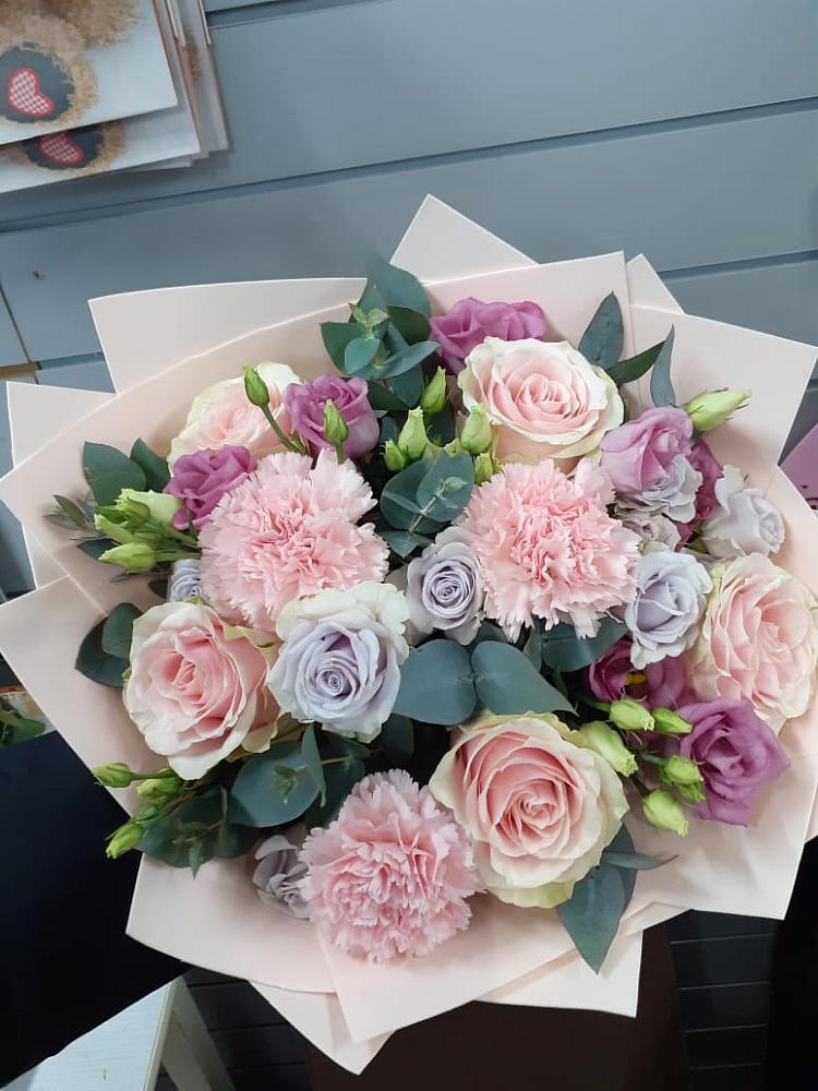 Букет цветов из: Розы, Гвоздики и Лизиантусы в Азнакаево