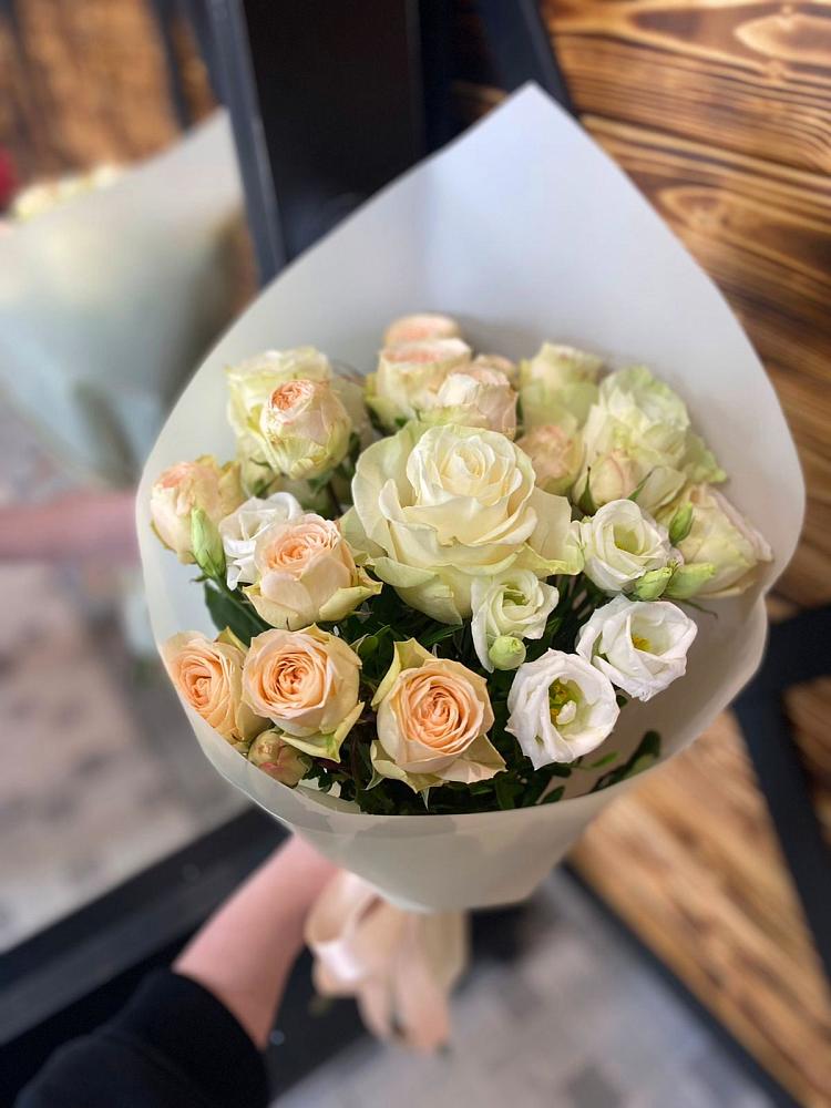 Букет цветов из: Розы и Лизиантусы в Азнакаево