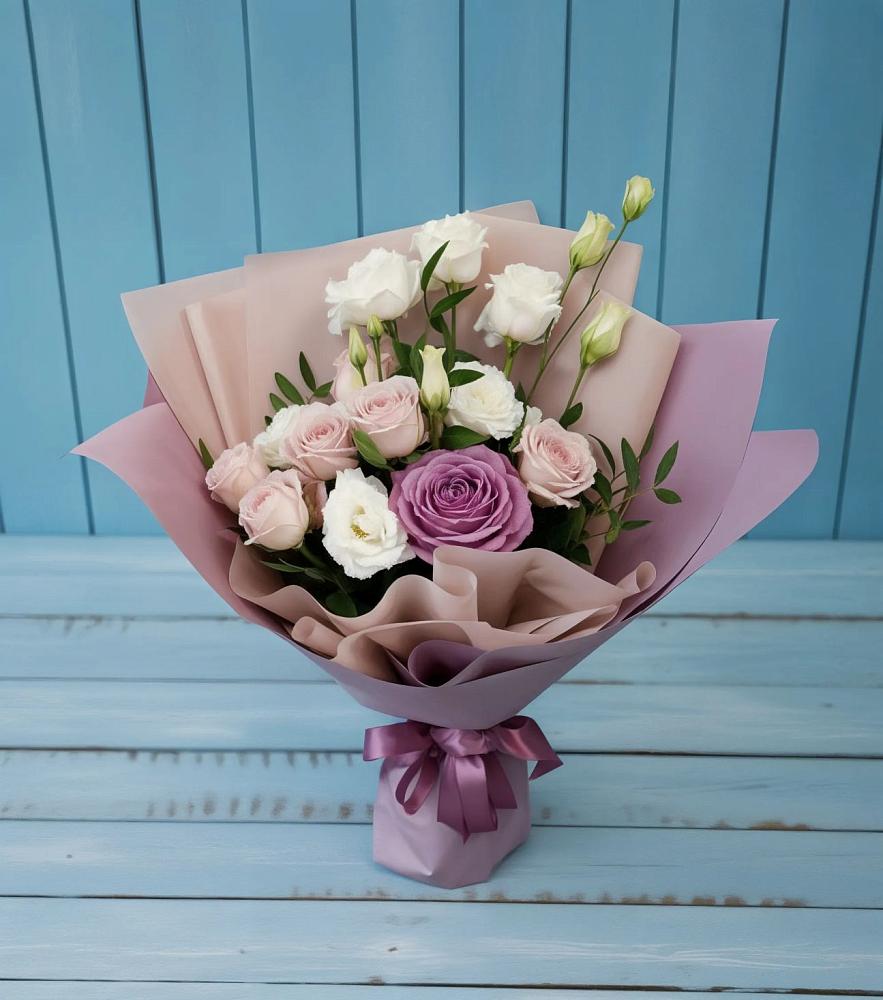 Букет цветов из: Розы и Лизиантусы в Азнакаево